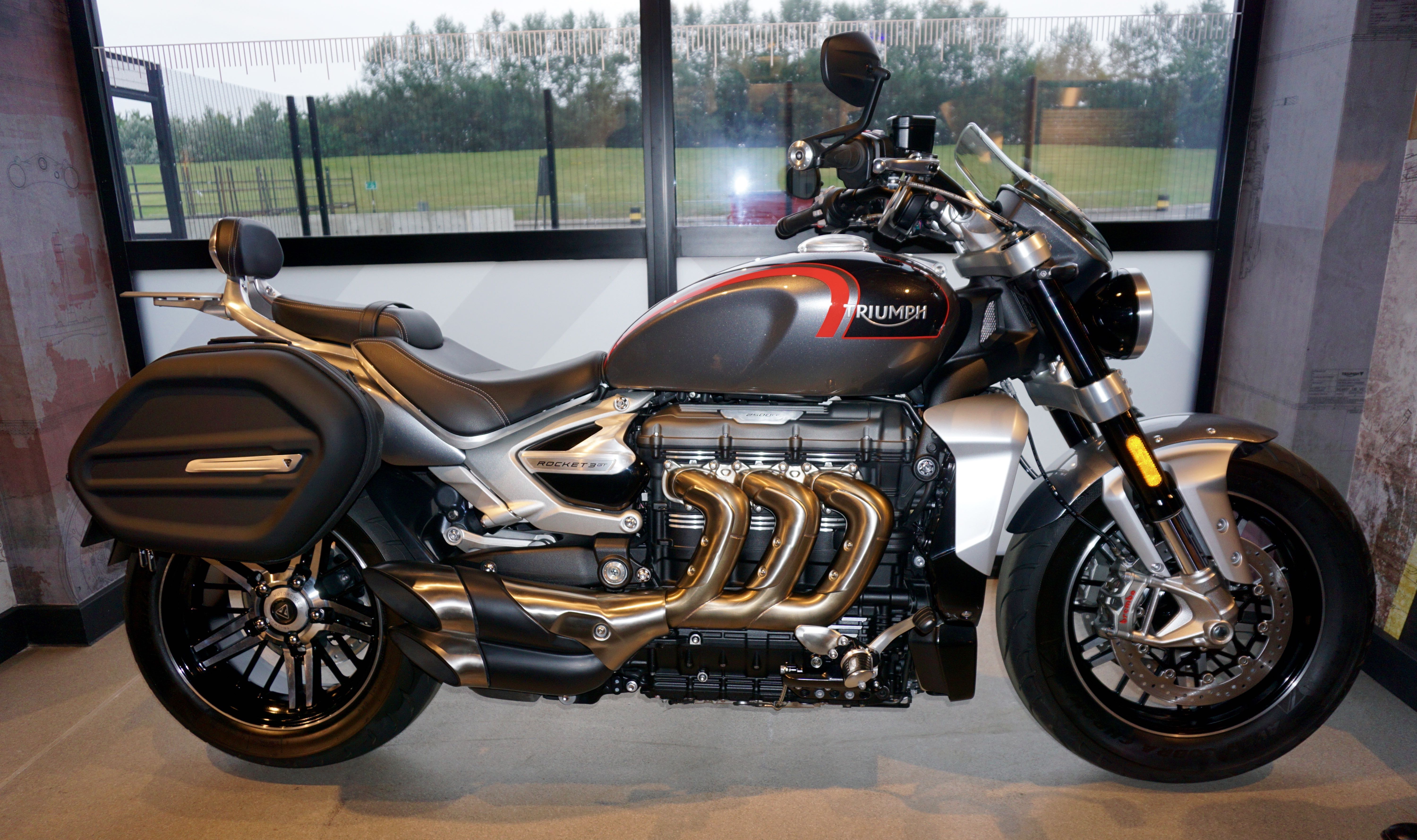 Triumph Rocket III vs